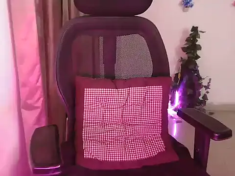 Snapshot of Royal_zara chatting on November 24, 2025, 5:45 pm Royal zara online show from November 24, 2025, 5:45 pm