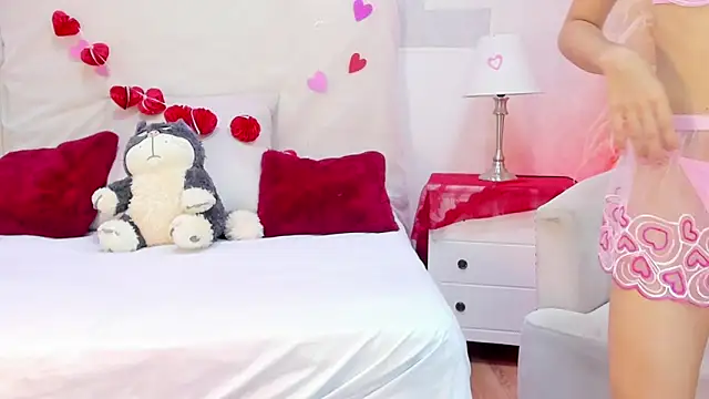 Sara Collinss  online show from February 14, 2026, 12:02 pm