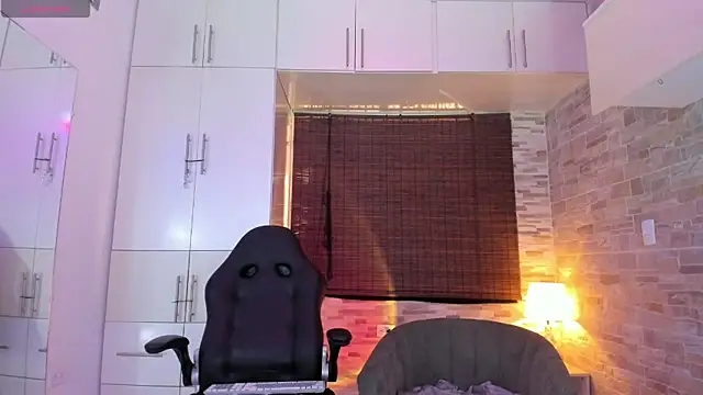 CherryCurl  online show from November 8, 2025, 4:18 pm