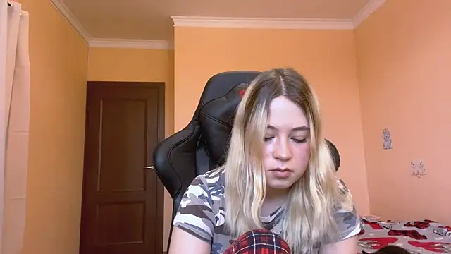 HotLuna69 online show from December 17, 2025, 7:25 am