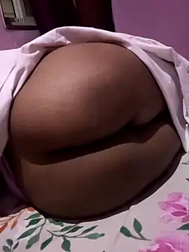 Snapshot of vickymtrb chatting on November 4, 2025, 5:12 pm vickymtrb online show from November 4, 2025, 5:12 pm