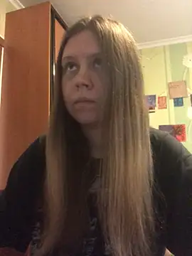LunaVirelle online show from May 10, 2026, 4:12 pm