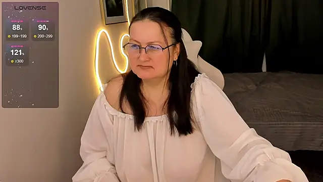 hottyannaa online show from February 16, 2026, 3:02 am