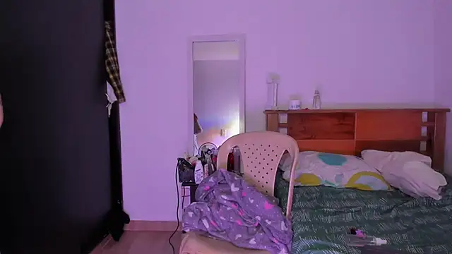 Kari Ruiz  online show from October 27, 2025, 10:03 pm