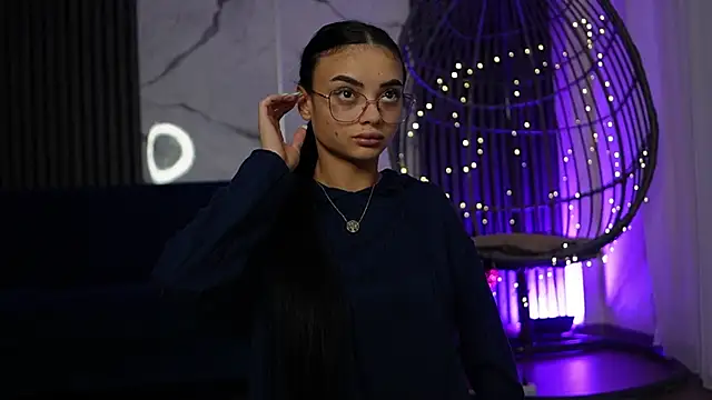 RachelRavee online show from December 1, 2025, 5:12 am