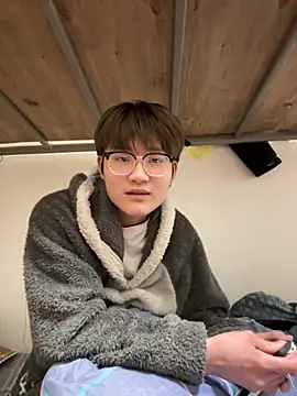 KK-cuteboy online show from December 4, 2025, 2:48 pm