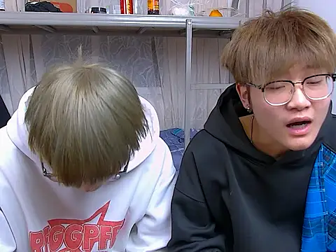 KK-cuteboy online show from December 14, 2025, 10:20 am