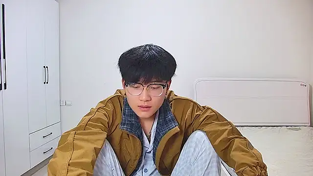 KK-cuteboy online show from May 3, 2026, 12:00 pm