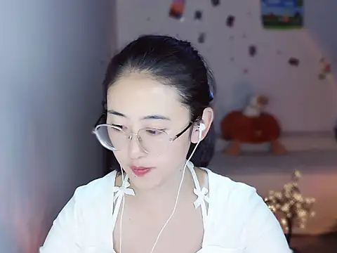 Snapshot of Queena_ chatting on December 15, 2025, 7:45 am Queena online show from December 15, 2025, 7:45 am