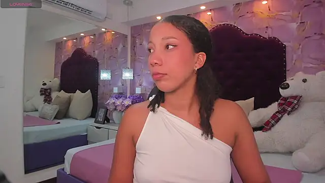 Snapshot of cloe_555 chatting on October 28, 2025, 10:12 pm cloe 555 online show from October 28, 2025, 10:12 pm