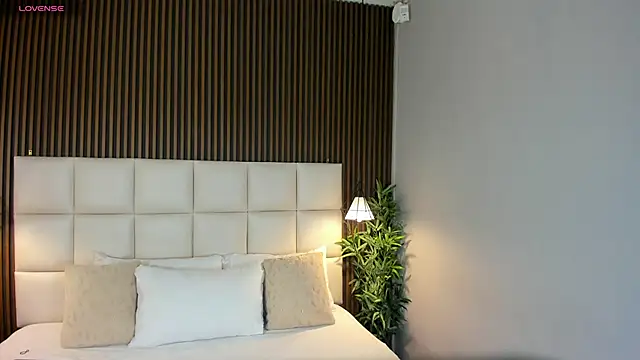 VanneCamiel online show from December 2, 2025, 11:37 am