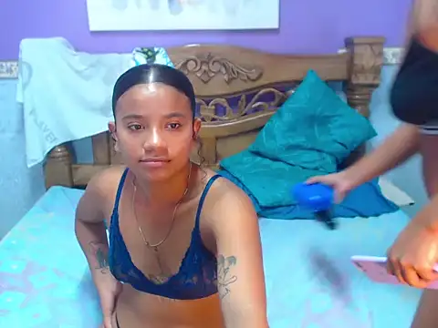 Snapshot of AmaliaAndAngely chatting on November 13, 2025, 5:23 pm AmaliaAndAngely online show from November 13, 2025, 5:23 pm