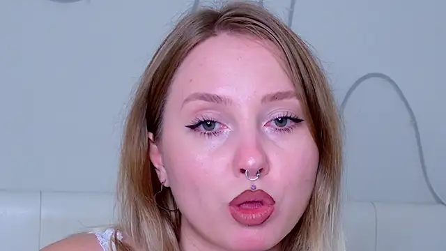 CandiceKingzz online show from October 18, 2025, 8:31 pm