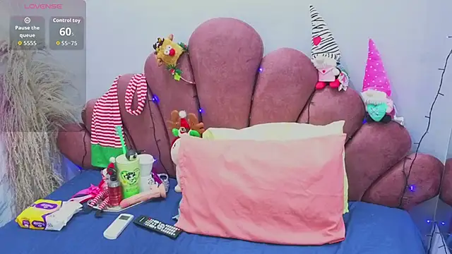 CHIARAJJONES online show from December 17, 2025, 1:17 pm