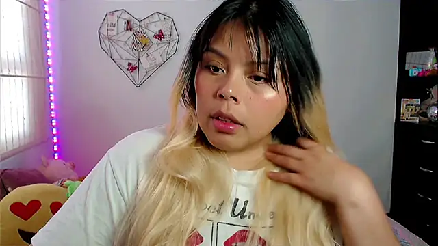 EllieMoonX online show from April 8, 2026, 10:32 pm