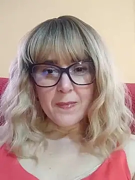 Amelialove42 online show from May 15, 2026, 2:13 pm