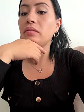 Snapshot of saris_moon chatting on October 21, 2025, 5:24 pm saris moon online show from October 21, 2025, 5:24 pm