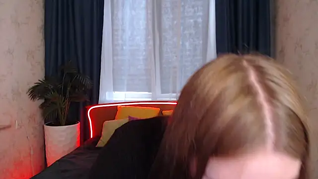 Musegirl online show from December 4, 2025, 8:23 am