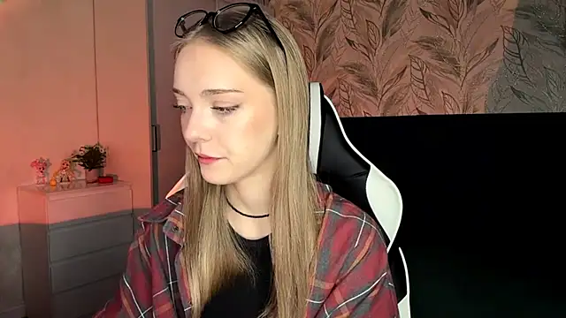 EvaPeace online show from November 10, 2025, 5:34 pm