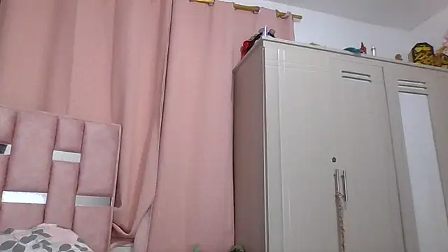 Snapshot of abby_moss_2 chatting on December 4, 2025, 9:29 am abby moss 2 online show from December 4, 2025, 9:29 am