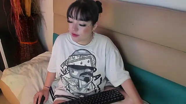 bubble  angel   online show from December 4, 2025, 11:41 am