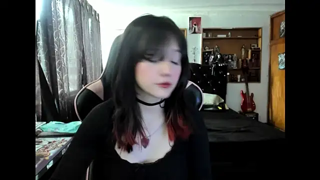 Maki Zein  online show from November 28, 2025, 8:33 pm