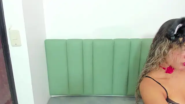 elizabeth liones  online show from December 4, 2025, 4:11 am