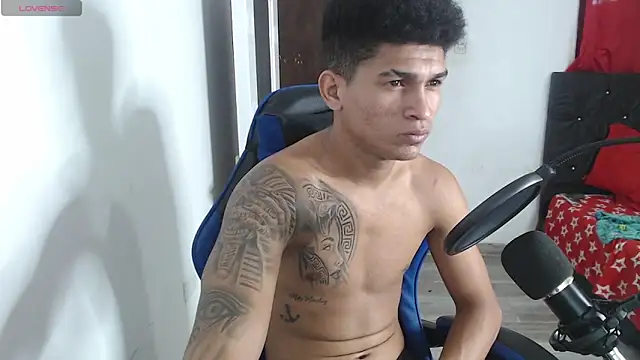 Snapshot of Angel_LatinGuy chatting on October 19, 2025, 9:48 pm Angel LatinGuy online show from October 19, 2025, 9:48 pm