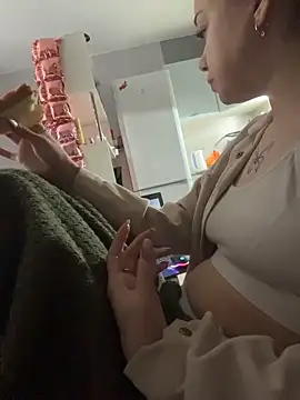 AngellnSilk online show from November 28, 2025, 7:33 am