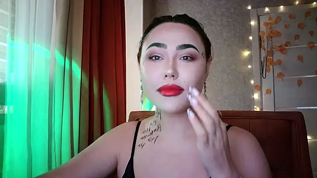 LolaMint  online show from October 31, 2025, 11:22 am