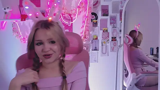 SweetCutie19 online show from October 21, 2025, 6:30 pm