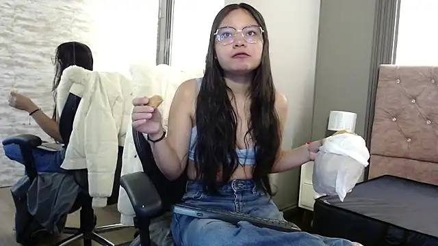 Snapshot of _kita chatting on November 3, 2025, 11:44 am kita online show from November 3, 2025, 11:44 am