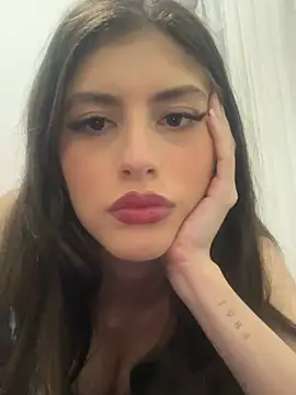 Snapshot of AlessiaLuxx chatting on April 27, 2026, 11:25 pm AlessiaLuxx online show from April 27, 2026, 11:25 pm