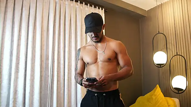 Snapshot of Reik_Vonn chatting on May 5, 2026, 12:35 pm Reik Vonn online show from May 5, 2026, 12:35 pm