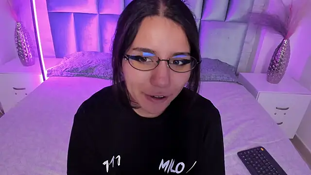 Snapshot of HollyPeach chatting on April 20, 2026, 7:37 pm HollyPeach online show from April 20, 2026, 7:37 pm