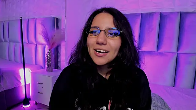 Snapshot of HollyPeach chatting on April 21, 2026, 1:42 am HollyPeach online show from April 21, 2026, 1:42 am