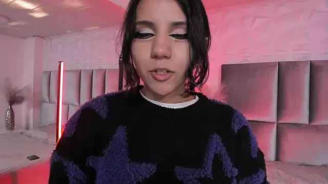 Snapshot of HollyPeach chatting on April 28, 2026, 7:41 pm HollyPeach online show from April 28, 2026, 7:41 pm