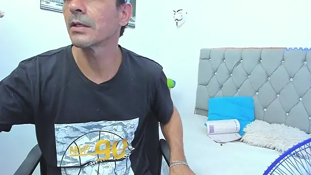 Snapshot of Sofi_And_Santy chatting on November 23, 2025, 12:10 am Sofi And Santy online show from November 23, 2025, 12:10 am