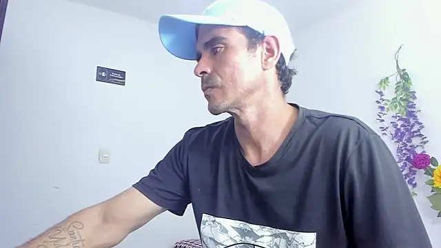 Snapshot of Sofi_And_Santy chatting on December 3, 2025, 1:24 am Sofi And Santy online show from December 3, 2025, 1:24 am