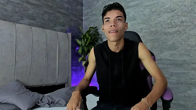 jhojan foxxx  online show from November 11, 2025, 8:53 pm