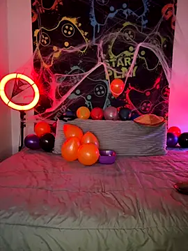 MiniMonroe online show from November 1, 2025, 8:27 am