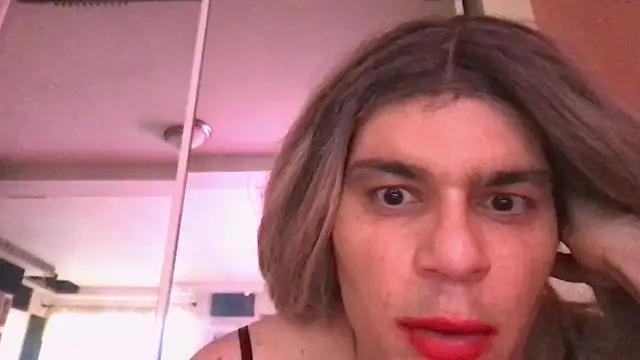 Snapshot of Glow92 chatting on December 16, 2025, 5:51 pm Glow92 online show from December 16, 2025, 5:51 pm