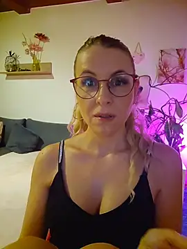 Snapshot of VanessaVoxx chatting on September 19, 2025, 5:24 pm VanessaVoxx online show from September 19, 2025, 5:24 pm