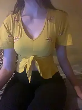 Snapshot of KittieCreme chatting on December 5, 2025, 2:47 pm KittieCreme online show from December 5, 2025, 2:47 pm