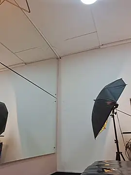 Mariana-Torres online show from December 17, 2025, 12:11 pm