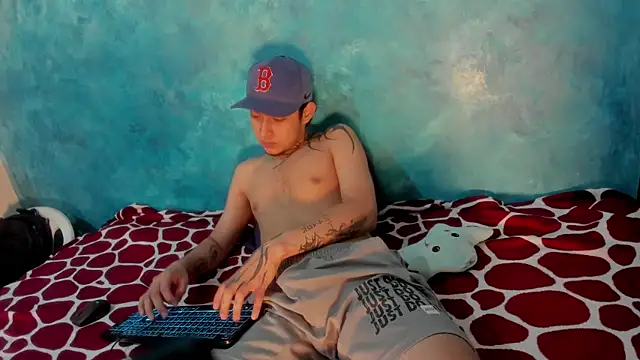 Snapshot of Sky_Wild chatting on December 19, 2025, 11:12 pm Sky Wild online show from December 19, 2025, 11:12 pm