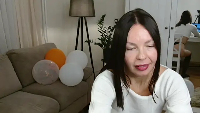 LittleNicolee online show from November 5, 2025, 8:09 pm