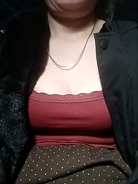 YiyinLy online show from December 18, 2025, 8:59 pm