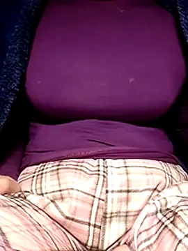 YiyinLy online show from January 10, 2026, 1:24 pm