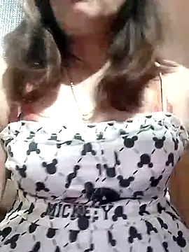 YiyinLy online show from February 6, 2026, 12:41 pm